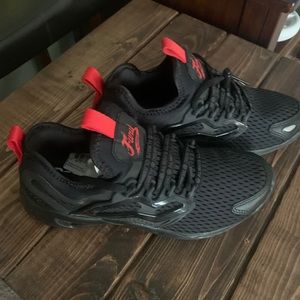 Brand New Reebok Fury Size 5 Basketball Shoes